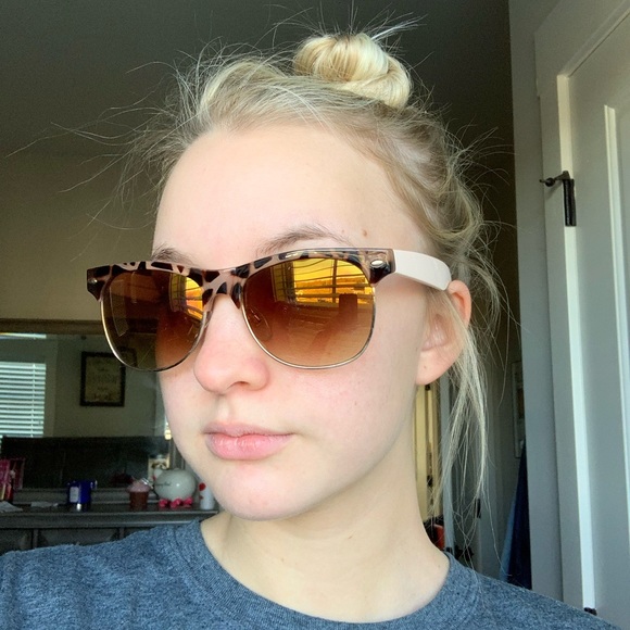 Leopard Print and Light Pink Sunglasses - Picture 4 of 4